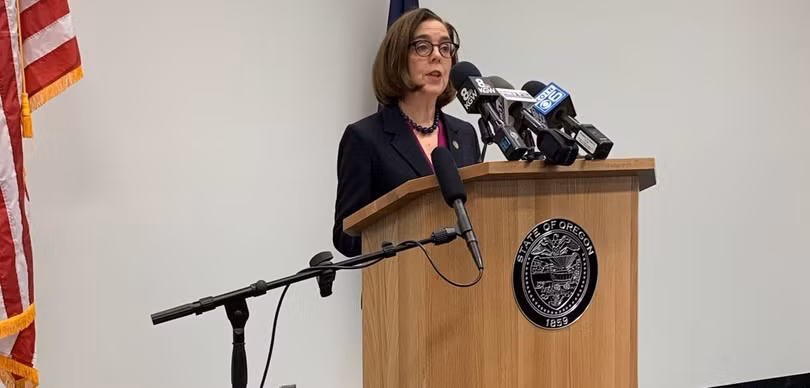 Thống đốc bang Oregon Kate Brown ngày 8/3 đã tuyên bố đặt tiểu bang trong tình trạng khẩn cấp (Ảnh: OPB) Thống đốc bang Oregon Kate Brown ngày 8/3 đã tuyên bố đặt tiểu bang trong tình trạng khẩn cấp (Ảnh: OPB)