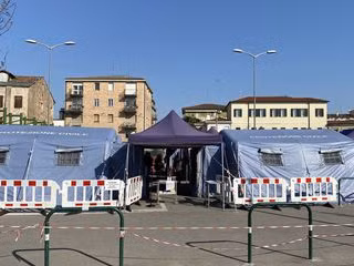 Số người bệnh quá nhiều, nhiều nơi ở Italy phải dựng lều ngoài trời để có chỗ chứa (Ảnh: Tân Hoa xã)