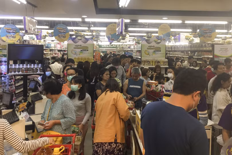 Dân chúng Myamar đổ xô đến các siêu thị mua vét hàng sau khi chính phủ công bố có 2 ca mắc COVID-19 đầu tiên (Ảnh: AP).