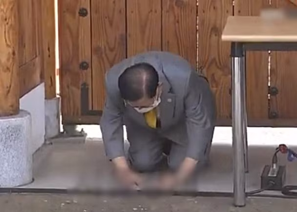 Giáo chủ Shincheonji (Tân Thiên Địa) Lee Man-hee quỳ gối xin lỗi dân chúng cả nước tại cuộc họp báo chiều 2/3 (Ảnh: Đông Phương). Giáo chủ Shincheonji (Tân Thiên Địa) Lee Man-hee quỳ gối xin lỗi dân chúng cả nước tại cuộc họp báo chiều 2/3 (Ảnh: Đông Phương).