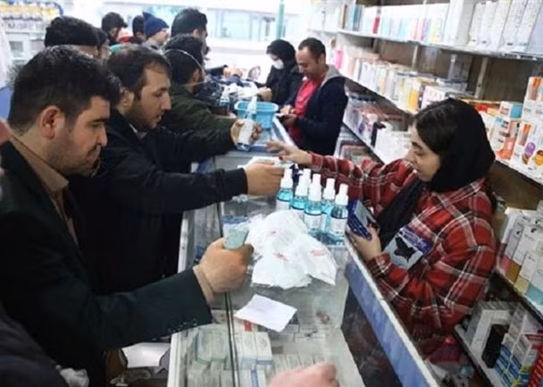Người dân Iran đổ xô đến các hiệu thuốc mua thuốc khử trùng (Ảnh: Đông Phương). Người dân Iran đổ xô đến các hiệu thuốc mua thuốc khử trùng (Ảnh: Đông Phương).