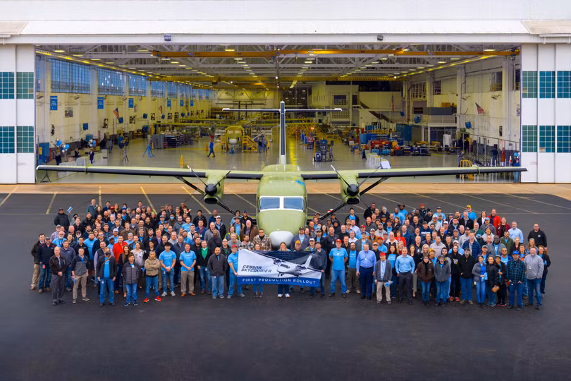 Các nhân viên Textron và sản phẩm máy bay do họ sản xuất (Ảnh: Textron).