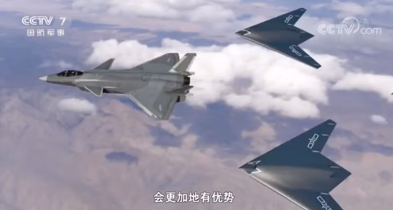 Một chiếc J-20 dẫn đầu 2 UAV tấn công tàng hình trong phim do máy tính tạo ra được chiếu trên CCTV tháng 10/2022 (Ảnh: CCTV). Một chiếc J-20 dẫn đầu 2 UAV tấn công tàng hình trong phim do máy tính tạo ra được chiếu trên CCTV tháng 10/2022 (Ảnh: CCTV).