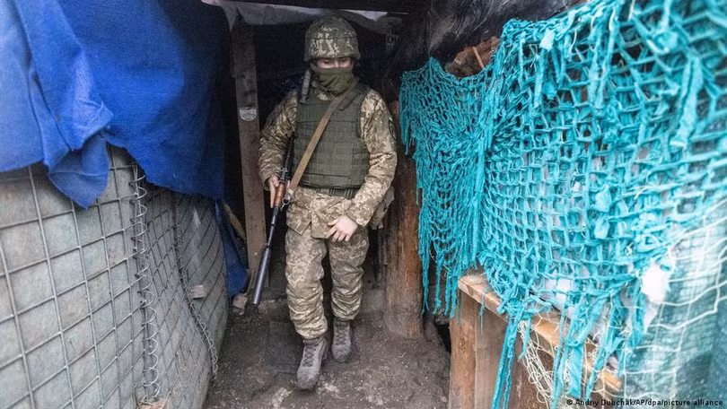 Lính Ukraine ở biên giới với Nga (Ảnh: Deutsche Welle).