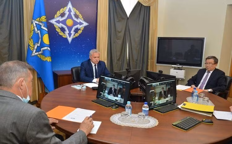 Tổng thư ký CSTO Stanislav Zas tham dự cuộc họp (Ảnh: Reuters).