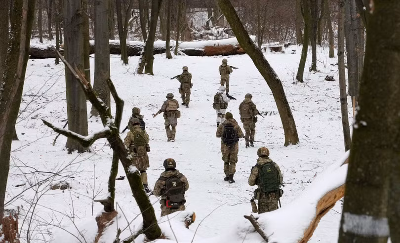 Lính Ukraine tuần tra ở tuyến giáp ranh khu vực do lực lượng ly khai kiểm soát ở Đông Ukraine (Ảnh: AP).