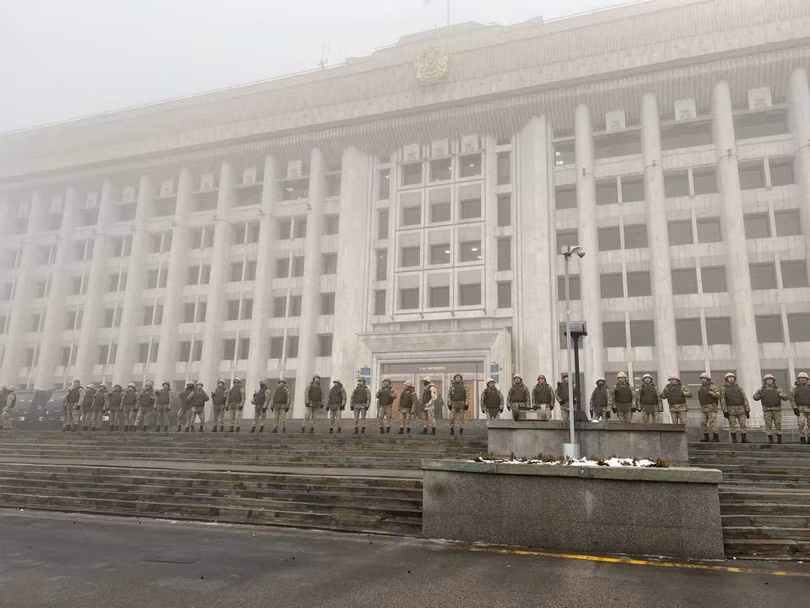 Sáng sớm 5/1, các nhân viên thực thi pháp luật Kazakhstan thực thi giới nghiêm tòa nhà chính quyền thành phố Almaty. (Ảnh: Tân Hoa xã).
