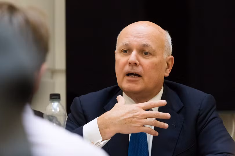 Sir Iain Duncan Smith kêu gọi trục xuất Lý Trinh Câu và yêu cầu chính phủ phải giải thích với Hạ viện (Ảnh: The Guardian). Sir Iain Duncan Smith kêu gọi trục xuất Lý Trinh Câu và yêu cầu chính phủ phải giải thích với Hạ viện (Ảnh: The Guardian).