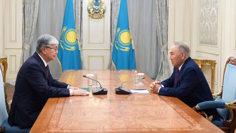 Năm 2019, ông Nazarbayev (phải)bàn giao chức Tổng thống cho ông Tokayev (Ảnh: Astanatimes). Năm 2019, ông Nazarbayev (phải)bàn giao chức Tổng thống cho ông Tokayev (Ảnh: Astanatimes).