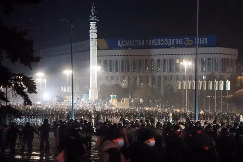 Người biểu tình kéo đến trụ sở chính quyền Almaty hôm 5/1 (Ảnh: Sina).
