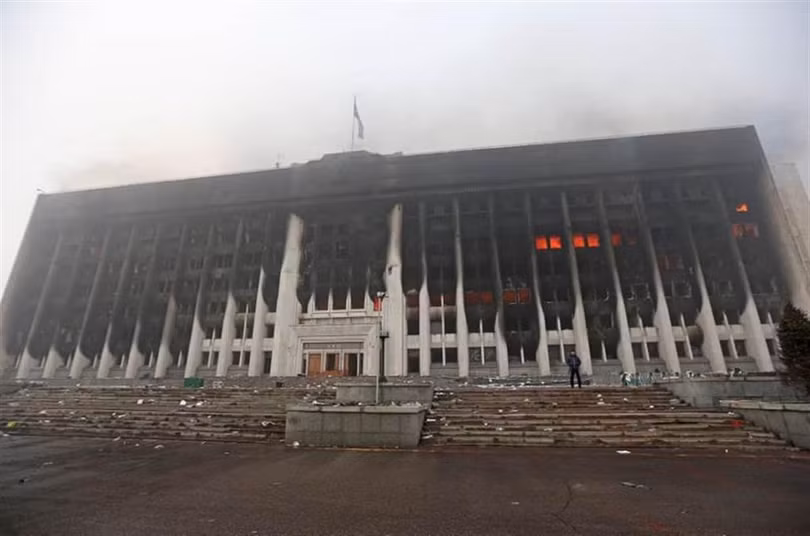 Trụ sở chính quyền thành phố Almaty bị các phần tử bạo loạn đốt phá (Ảnh: AP). Trụ sở chính quyền thành phố Almaty bị các phần tử bạo loạn đốt phá (Ảnh: AP).