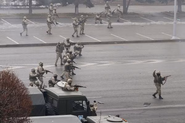 Quân đội Kazakhstan triển khai truy quét các phần tử bạo loạn (Ảnh: Sina). Quân đội Kazakhstan triển khai truy quét các phần tử bạo loạn (Ảnh: Sina).
