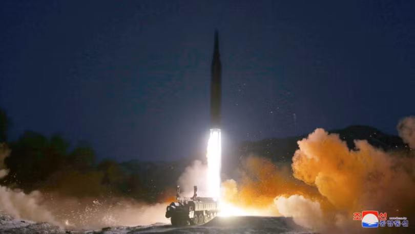 Triều Tiên phóng tên lửa siêu thanh vào ban đêm (Ảnh: KCNA).