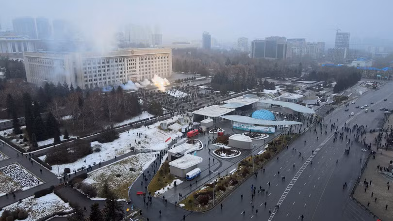 Biểu tình ở Kazakhstan biến thành bạo loạn. Sáng 5/1, người biểu tình tấn công đốt phá trụ sở chính quyền thành phố Almaty (Ảnh: AP).