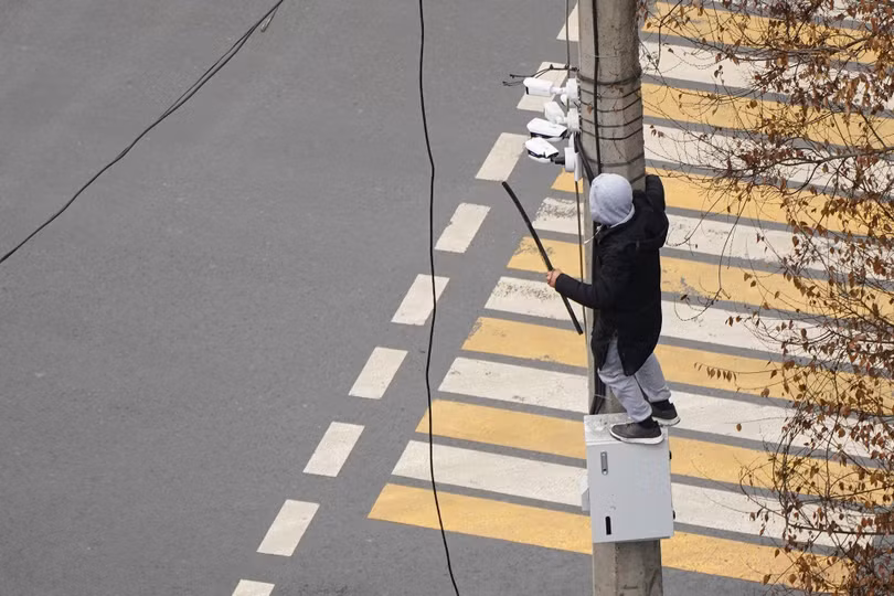 Người biểu tình phá các camera trên đường phố (Ảnh: AP).