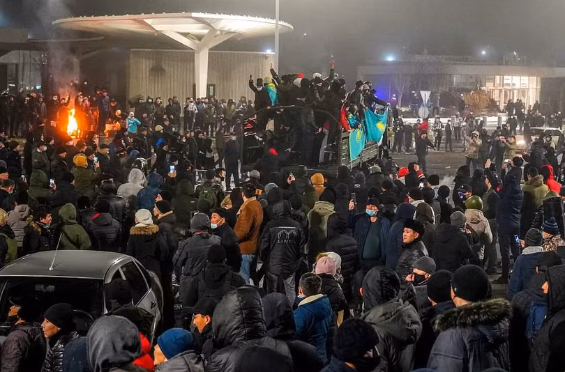 Người biểu tình trên đường phố Almaty (Ảnh: AP). Người biểu tình trên đường phố Almaty (Ảnh: AP).
