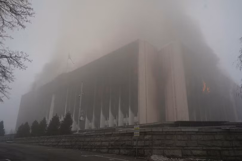 Trụ sở chính quyền thành phố Almaty bị đốt (Ảnh: AP).