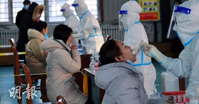 Lấy mẫu xét nghiệm SARS-CoV-2 cho dân chúng ở Nội Mông (Ảnh: CNS).