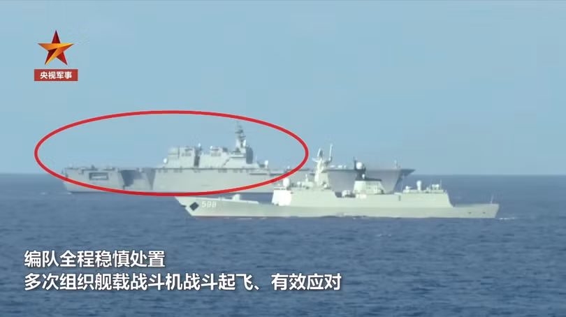 Tàu Izumo đến rất gần tàu hộ vệ Type 054A Nhật Chiếu của Trung Quốc (Ảnh: CCTV).