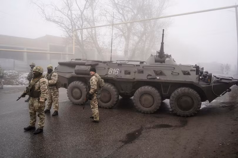 Lực lượng của CSTO triển khai bảo vệ các cơ sở trọng yếu của Kazakhstan (Ảnh: AP).