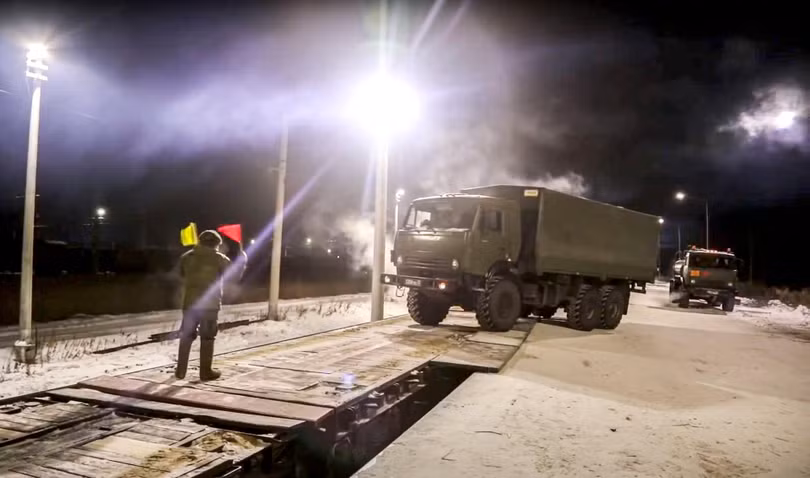 Nga tiếp tục đưa thêm quân đội ra biên giới với Ukraine (Ảnh: AP).