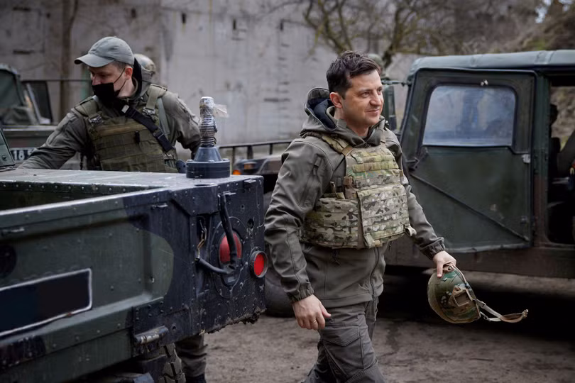 Tổng thống Zelinsky thị sát quân đội ở chiến tuyến miền đông Ukraine (Ảnh: AP).