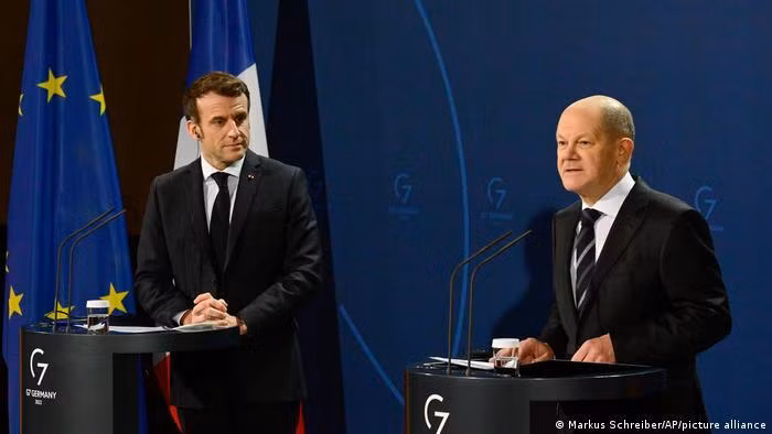 Tổng thống Pháp Macron và Thủ tướng Đức Scholz gặp nhau tại Berlin hôm 25/1 bàn giải quyết khủng hoảng Ukraine (Ảnh: AP).