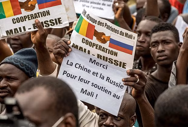Người dân thủ đô Bamako của Mali trong cuộc biểu tình lật đổ Tổng thống Ibrahim Boubacar Keita vào ngày 21/8/2020. Dòng chữ trên tấm biển bằng tiếng Pháp: "Cảm ơn Nga và Trung Quốc giúp đỡ Mali (Ảnh: AP) Người dân thủ đô Bamako của Mali trong cuộc biểu tình lật đổ Tổng thống Ibrahim Boubacar Keita vào ngày 21/8/2020. Dòng chữ trên tấm biển bằng tiếng Pháp: "Cảm ơn Nga và Trung Quốc giúp đỡ Mali (Ảnh: AP)