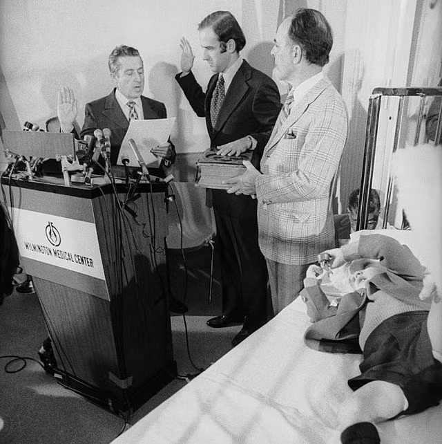 Thượng nghị sĩ trẻ Joe Biden tuyên thệ nhậm chức ngay tại bệnh viện bên giường bệnh của hai con trai bị thương nặng sau tai nạn xe hơi. Tai nạn thảm khốc này đã cướp đi người vợ đầu và cô con gái của ông Biden (Ảnh: Getty)