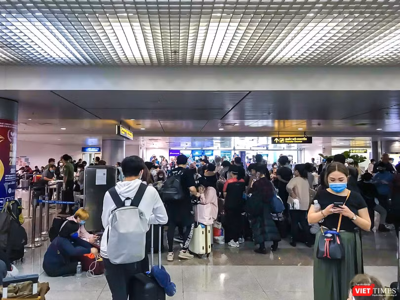 Đoàn người đông đặc đang xếp hàng chờ làm thủ tục nhập cảnh vào VN sáng Chủ nhật (15/3).