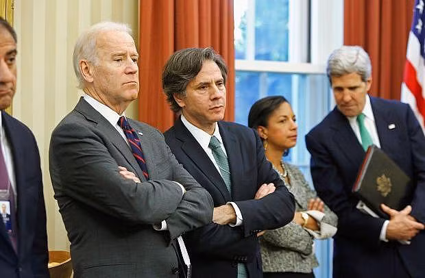 Antony Blinken có hai mươi năm gắn bó với Tổng thống đắc cử Joe Biden trong vai trò trợ lý thân cận tại Thượng viện Mỹ, cố vấn an ninh quốc gia khi ông Biden là Phó Tổng thống và sắp tới sẽ là Ngoại trưởng (Ảnh: Reuters) Antony Blinken có hai mươi năm gắn bó với Tổng thống đắc cử Joe Biden trong vai trò trợ lý thân cận tại Thượng viện Mỹ, cố vấn an ninh quốc gia khi ông Biden là Phó Tổng thống và sắp tới sẽ là Ngoại trưởng (Ảnh: Reuters)
