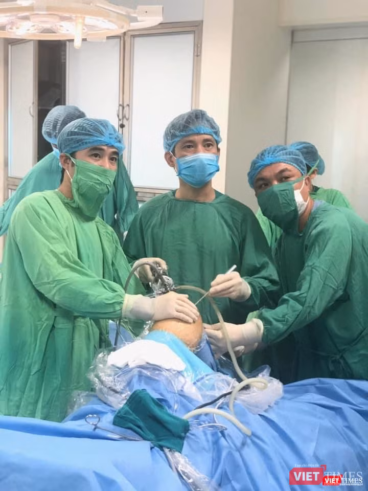 PGS.TS. Nguyễn Mạnh Khánh đang phẫu thuật nội soi khớp gối