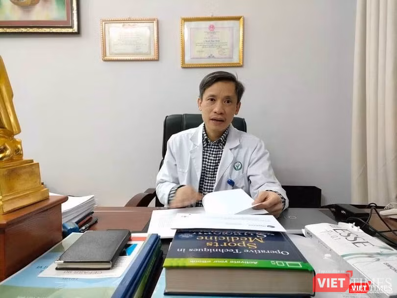 PGS.TS. Nguyễn Mạnh Khánh - Phó Viện trưởng Viện chấn thương chỉnh hình, Trưởng khoa Phẫu thuật Chi trên và Y học thể thao, Bệnh viện Hữu nghị Việt Đức