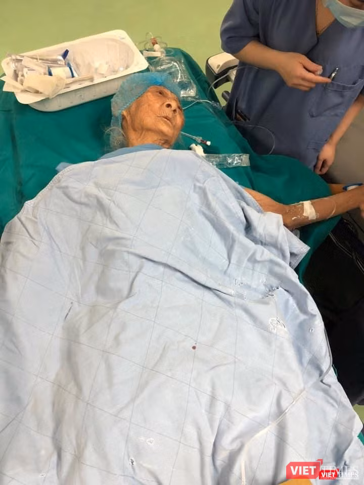 Bệnh nhân 100 tuổi vừa được PGS.TS. Nguyễn Mạnh Khánh phẫu thuật thay khớp háng
