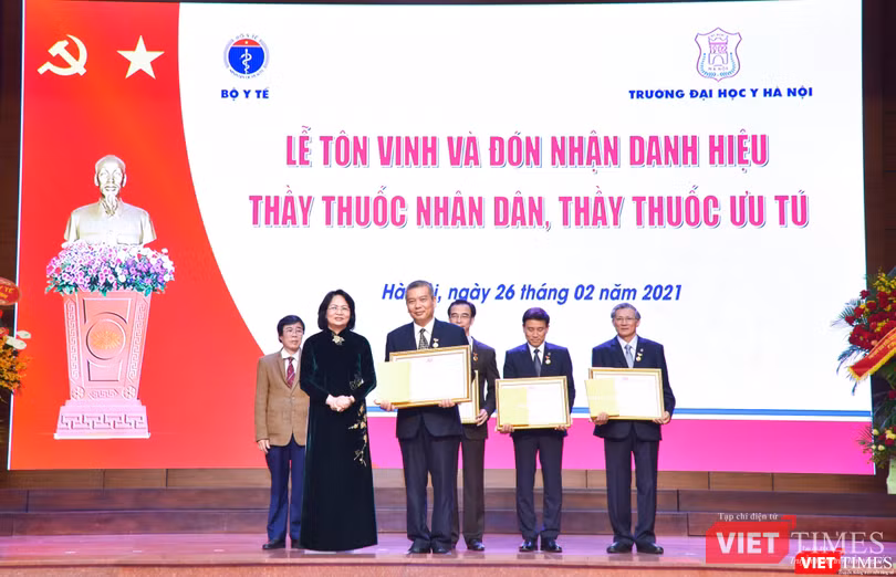 Phó Chủ tịch nước Đặng Thị Ngọc Thịnh trao danh hiệu TTND cho PGS.TS. Nguyễn Hữu Ước, giảng viên Trường Đại học Y Hà Nội và là Giám đốc Trung tâm Phẫu thuật Tim mạch - Lồng ngực Bệnh viện Việt Đức Phó Chủ tịch nước Đặng Thị Ngọc Thịnh trao danh hiệu TTND cho PGS.TS. Nguyễn Hữu Ước, giảng viên Trường Đại học Y Hà Nội và là Giám đốc Trung tâm Phẫu thuật Tim mạch - Lồng ngực Bệnh viện Việt Đức