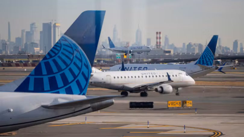 Máy bay của United Airlines chuẩn bị cất cánh tại Sân bay quốc tế Newark Liberty. Ảnh: Reuters.