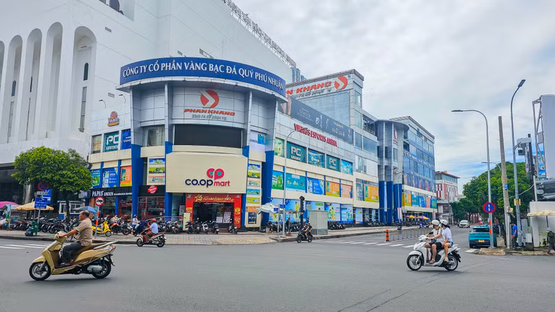 Tòa nhà tại địa chỉ số 1 Hoàng Việt do Saigontourist đang được nhiều đơn vị sử dụng. Ảnh: Đức Hoàng
