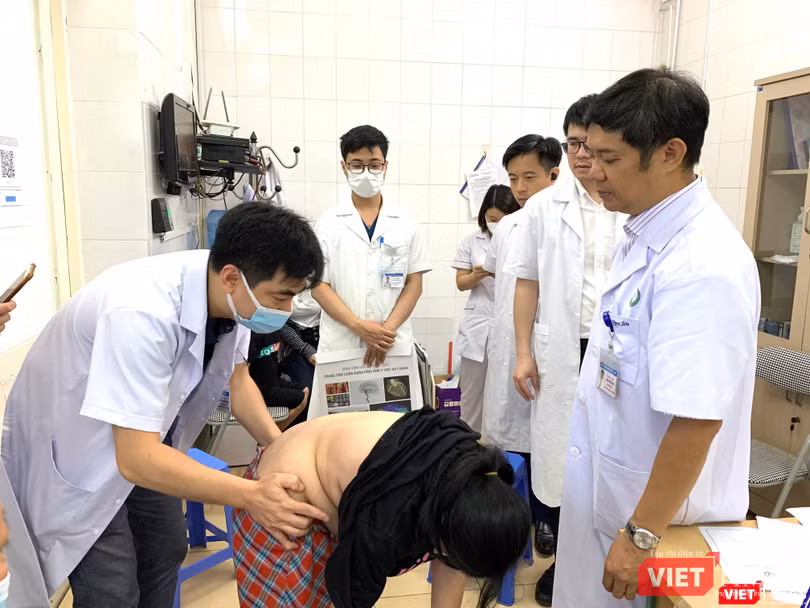 Bé Nguyễn Hà Tr. ở Bắc Ninh, 11 tuổi, bị vẹo cột sống tới 59-60 độ Bé Nguyễn Hà Tr. ở Bắc Ninh, 11 tuổi, bị vẹo cột sống tới 59-60 độ