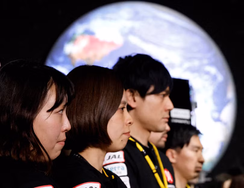 Các nhân viên của Ispace ở Tokyo sau khi nhận biết đã mất tín hiệu từ tàu đổ bộ mặt trăng Hakuto-R. Ảnh Reuters