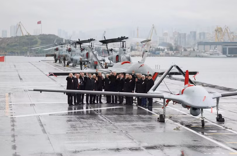 Quân đội Thổ Nhĩ Kỳ triển khai máy bay trực thăng hạng nặng, UAV chiến đấu và máy bay tấn công hạng nhẹ trên tàu TCG Anadolu. Ảnh Bộ Quốc phòng Thổ Nhĩ Kỳ.