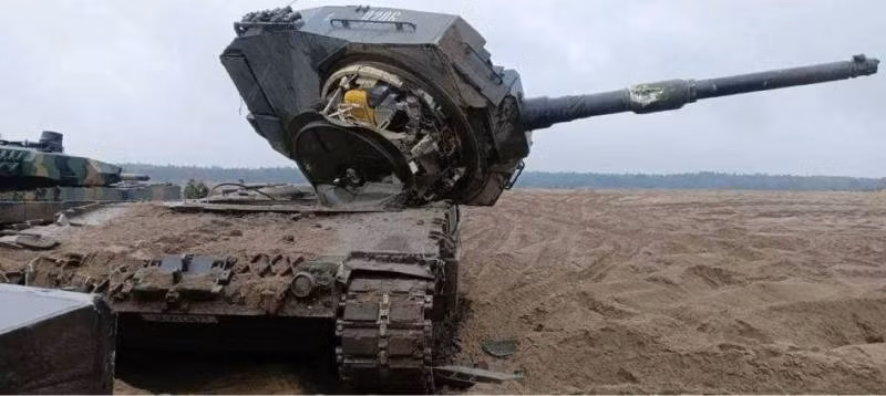 Xe tăng Leopard-2 va chạm, bị hất tung tháp pháo. Ảnh TopWar Xe tăng Leopard-2 va chạm, bị hất tung tháp pháo. Ảnh TopWar