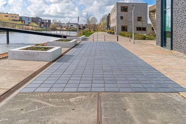 Đoạn đường đi bộ ngắn lát gạch điện mặt trời ở thành phố Groningen, Hà Lan. Ảnh pv-magazine. Đoạn đường đi bộ ngắn lát gạch điện mặt trời ở thành phố Groningen, Hà Lan. Ảnh pv-magazine.
