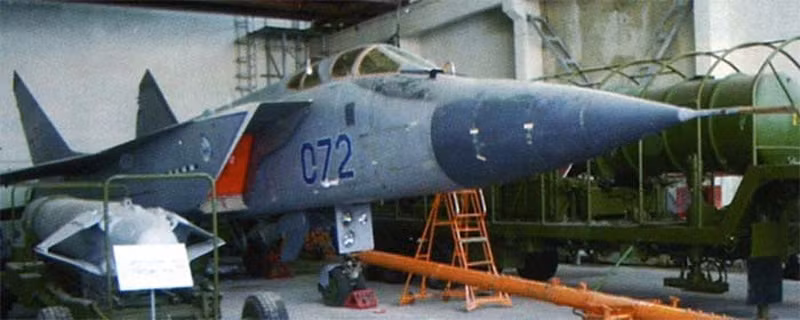 Hệ thống vũ khí chống vệ tinh Kontakt bao gồm tên lửa 79M6 (trái) và máy bay tiêm kích MiG-31D mang số hiệu 072 tại thao trường Sary-Shagan, năm 2003. Ảnh Military Russia.
