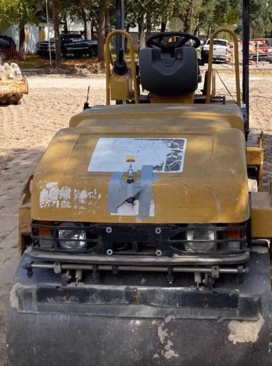 Xe vận tải xây dựng gắn thẻ băng rộng siêu rộng cho phép nhóm nghiên cứu theo dõi vị trí của thiết bị. Ảnh Đại học Houston Xe vận tải xây dựng gắn thẻ băng rộng siêu rộng cho phép nhóm nghiên cứu theo dõi vị trí của thiết bị. Ảnh Đại học Houston