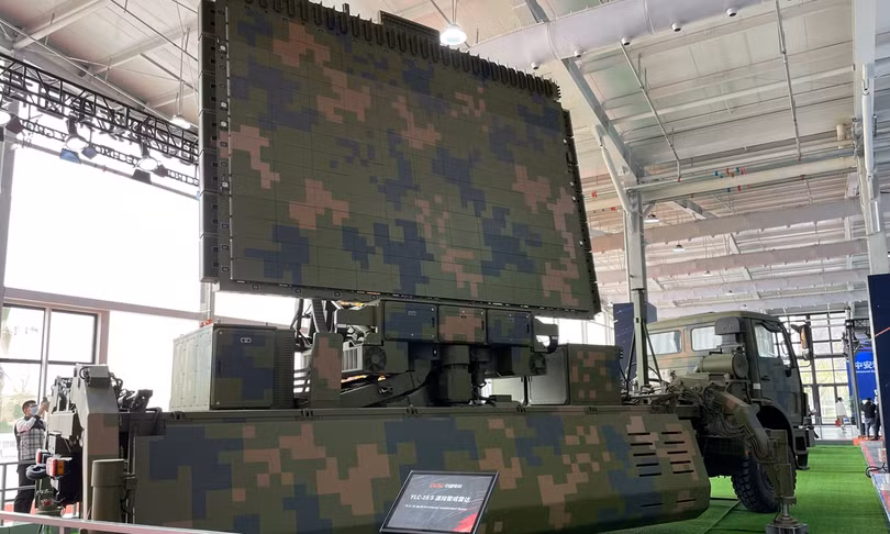 Radar băng tần S đa chức năng không cần giám sát YLC-16 được trưng bày tại Triển lãm Radar Quốc tế lần thứ 10 ở Bắc Kinh ngày 13/4/2023. Ảnh: Liu Xuanzun/GT