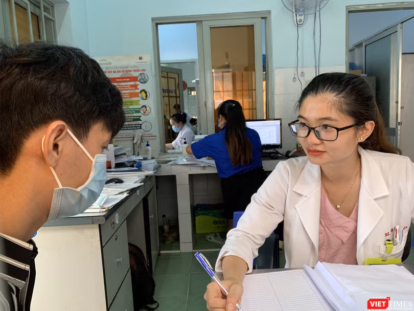 Bác sĩ tư vấn cho bệnh nhân HIV ở Trung tâm y tế Thuận An