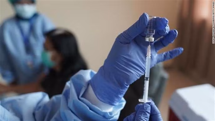 Hơn 350 nhân viên y tế Indonesia đã tiêm đủ liều vaccine COVID-19 nhưng vẫn bị nhiễm SARS-CoV-2 (Ảnh: CNA). Hơn 350 nhân viên y tế Indonesia đã tiêm đủ liều vaccine COVID-19 nhưng vẫn bị nhiễm SARS-CoV-2 (Ảnh: CNA).