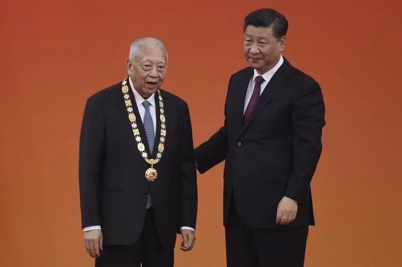 Chủ tịch Trung Quốc Tập Cận Bình và ông Đổng Kiến Hoa, Chủ tịch Quỹ Giao lưu Trung - Mỹ , cựu Trưởng quan Đặc khu Hành chính Hồng Kông (Ảnh: QMNB).
