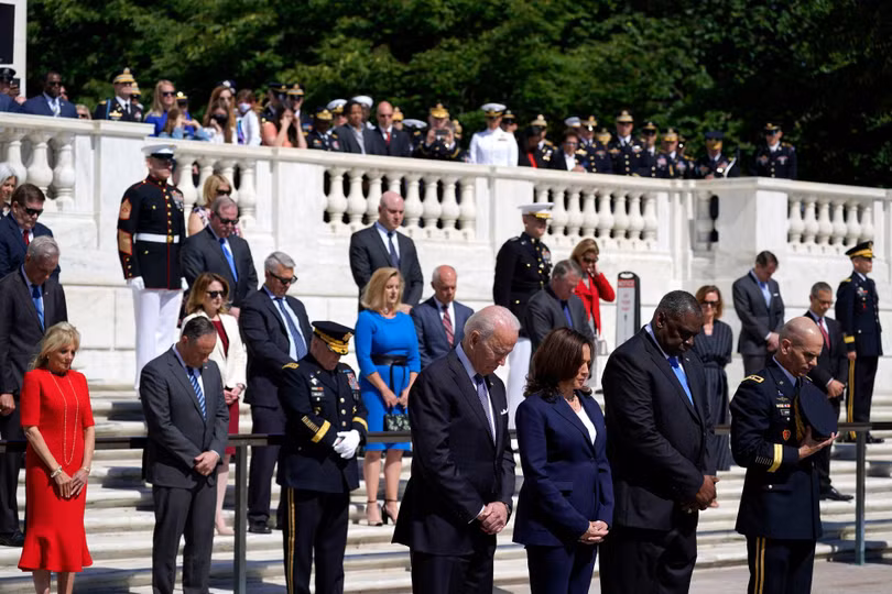 Hôm 31/5, Ông Lloyd Austin cùng Tổng thống Joe Biden và Phó tổng thống Kamara Haris viếng binh sĩ Mỹ trận vong tại Nghĩa trang Arlington (Ảnh: AP).