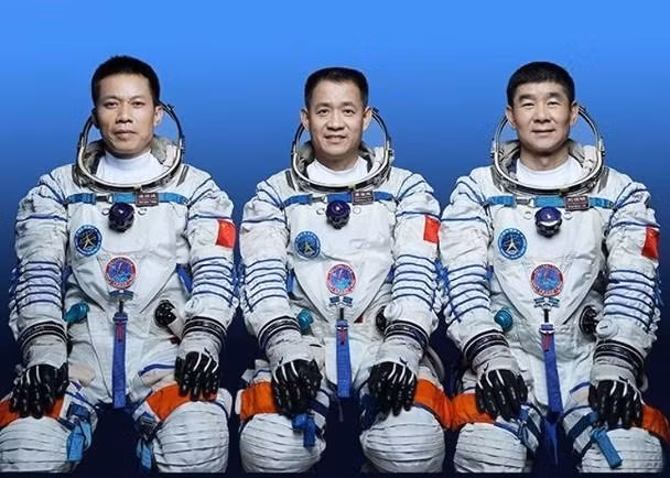 Ba phi hành gia tham gia chuyến bay (trái qua): Thang Hồng Ba, Nhiếp Hải Thắng, Lưu Bá Minh (Ảnh: Đông Phương).